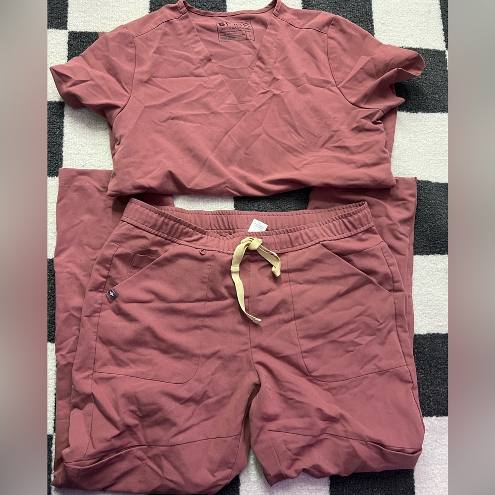 FIGS Mauve Scrub Set